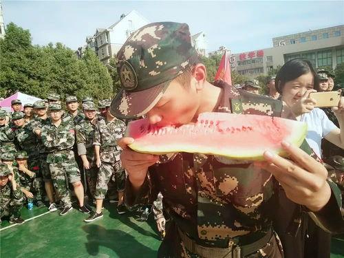军训在哪吃瓜,揭秘军训期间的“吃瓜”趣事