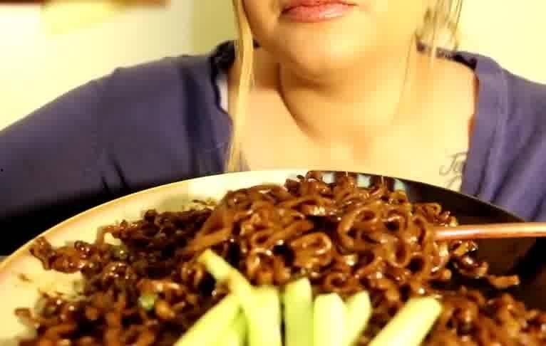 南韩黑泡吃瓜,一场关于音乐与文化的“吃瓜”盛宴