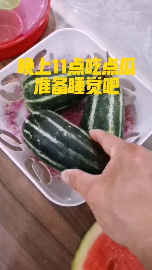 在酒店睡觉吃瓜