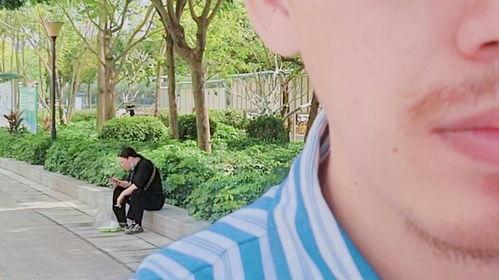 坐马路牙子吃瓜,马路牙子上的瓜香四溢