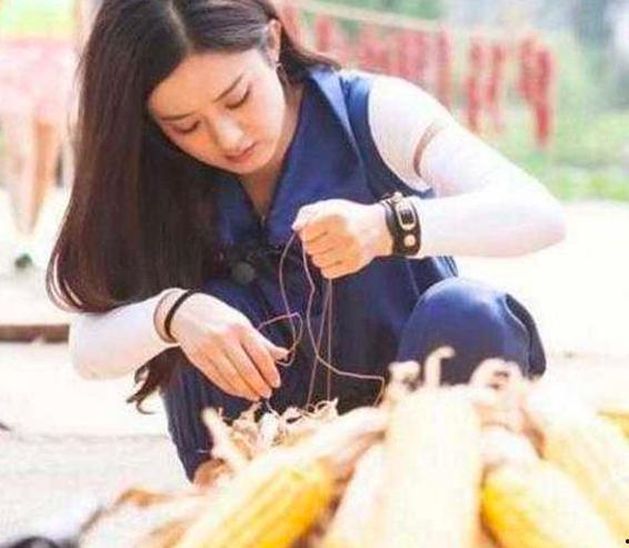 农村辣哥偷瓜吃瓜视频,欢乐瞬间引网友热议