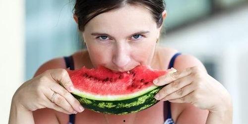 大庆吃瓜女,吃瓜女生揭秘校园热点事件