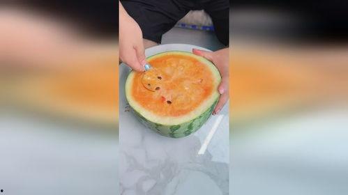 吃块瓜甜甜,吃块瓜甜甜，尽享清凉时光