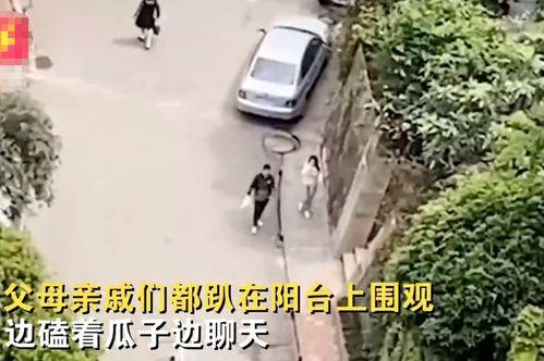 父母围观吃瓜视频,揭秘家庭教育新趋势