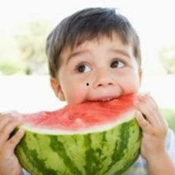 草地吃瓜男孩头像,夏日悠闲时光的缩影