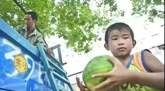 乡下吃瓜情景,夏日乡村吃瓜盛宴