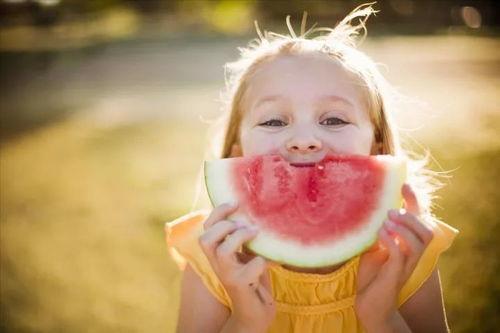 宝宝直播吃瓜,萌态十足引网友热议