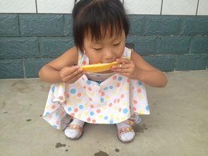 宝宝直播吃瓜,萌态十足引网友热议