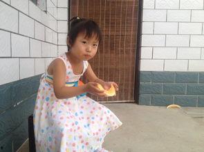 宝宝直播吃瓜,萌态十足引网友热议