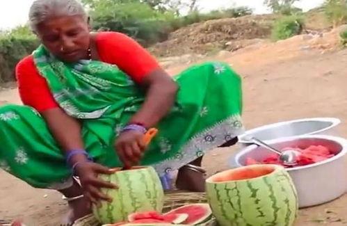 路边吃瓜被娃娃踢中,生活处处有惊喜